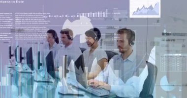 Infographic arayüzün animasyonu, beyaz kadın yönetici masaüstünde iş arkadaşıyla tartışıyor. Dijital bileşik, çoklu pozlama, veritabanı, rapor, finans, takım çalışması ve teknoloji kavramı.