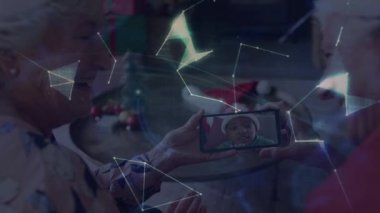 Akıllı telefon kullanan beyaz bir çift üzerinden bağlantı ağının ve dünyanın animasyonu. Küresel teknoloji, bilgisayar ve dijital arayüz kavramı dijital olarak oluşturulmuş video.