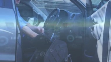 Arabadaki adamın üzerindeki bağlantıların ve veri işlemenin animasyonu. Dijital olarak oluşturulmuş küresel bağlantılar, hesaplama ve veri işleme kavramı.