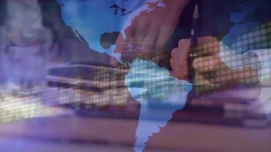 Tablet kullanan beyaz adamın üzerindeki dünya haritasının animasyonu. Küresel iş ve dijital arayüz kavramı dijital olarak oluşturulmuş video.