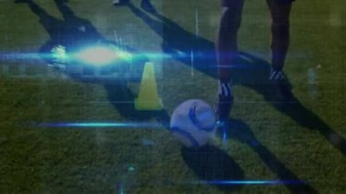 Futbolcular üzerinde veri işleme animasyonu. Küresel spor, rekabet, hesaplama, bağlantılar ve veri işleme kavramı dijital olarak oluşturulmuş video.