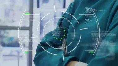 Hastanedeki beyaz kadın doktor üzerinde veri işleme ve tarama animasyonu. Küresel tıp, sağlık ve dijital arayüz kavramı dijital olarak üretilen video.