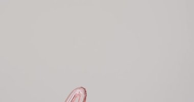 Parlak pembe aşk balonunun videosu, gri arkaplanda fotokopi alanı ile. Sevgililer Günü, aşk, aşk ve kutlama konsepti.