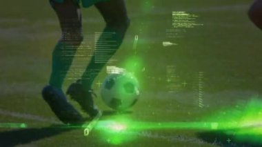 Futbol oyuncuları üzerinde ikili kodlama veri işleme animasyonu. Küresel spor, rekabet, hesaplama, bağlantılar ve veri işleme kavramı dijital olarak oluşturulmuş video.