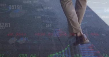 İş adamı yürüyüşü üzerine finansal veri işleme animasyonu. Küresel hesaplama, finans, iş ve veri işleme kavramı dijital olarak oluşturulmuş video.