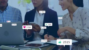 Sosyal medya simgelerinin canlandırılması ve ofisteki iş adamları üzerinde veri işleme. Küresel iş, hesaplama, bağlantılar ve dijital olarak oluşturulmuş video işleme kavramı.