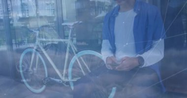 Ağ bağlantılarının ve gökyüzünün animasyonu. Akıllı telefon kullanarak Afrika kökenli Amerikalıların üzerindeki bulutlar. Dijital olarak oluşturulmuş küresel bağlantılar, spor ve dijital arayüz kavramı.