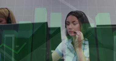 Ofisteki kulaklıklardan konuşan güzel beyaz bir kadının birden fazla grafiğinin canlandırılması. Dijital bileşik, çoklu pozlama, veritabanı, rapor, finans, iş ve teknoloji kavramı.