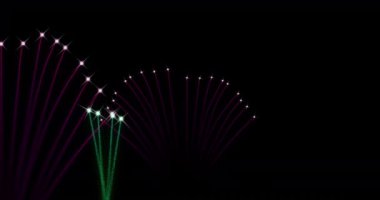 Siyah arka planda patlayan havai fişek animasyonu. Yeni yıl arifesi, şenlik, kutlama ve geleneksel konsept dijital olarak oluşturulmuş video.