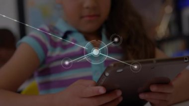 Melez liseli kız üzerinden bağlantı ağının animasyonu. Küresel eğitim, bağlantılar ve dijital arayüz kavramı dijital olarak oluşturulmuş video.