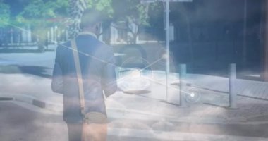 Afro-Amerikan yürüyüşü üzerinde bulutlar olan bağlantı ve gökyüzü ağının animasyonu. Dijital olarak oluşturulmuş küresel bağlantılar, spor ve dijital arayüz kavramı.