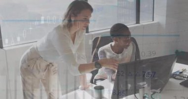 Ofiste dizüstü bilgisayarla tartışan çok ırklı iş arkadaşlarının bilgi arayüzü animasyonu. Dijital bileşik, çoklu pozlama, veritabanı, rapor, finans, takım çalışması ve teknoloji kavramı.