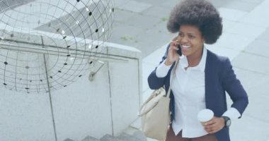 Akıllı telefon kullanan Afro-Amerikan kadının dünya ve iş verilerinin animasyonu. Küresel iş, bağlantılar ve veri işleme kavramı dijital olarak oluşturulmuş video.