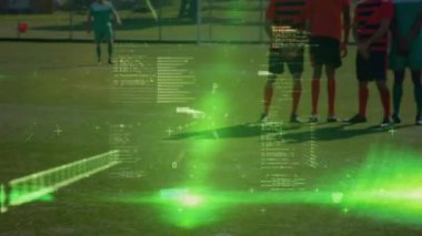Futbolcular üzerinde veri işleme animasyonu. Küresel spor, rekabet, hesaplama, bağlantılar ve veri işleme kavramı dijital olarak oluşturulmuş video.