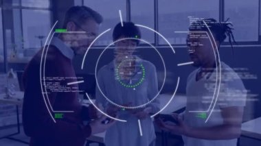 Tablet kullanan çeşitli iş adamlarının veri işleme ve tarama alanlarının animasyonu. Küresel iş, teknoloji ve dijital arayüz kavramı dijital olarak oluşturulmuş video.