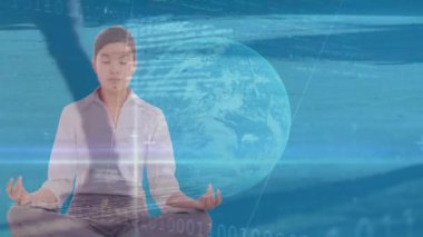 Asyalı iş kadını ve sokakta yürüyen insanlar üzerinde dünya ve veri işleme animasyonu. Küresel iş, bilgisayar ve dijital arayüz kavramı dijital olarak oluşturulmuş video.