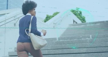 Akıllı telefon kullanan Afro-Amerikan kadının dünya ve iş verilerinin animasyonu. Küresel iş, bağlantılar ve veri işleme kavramı dijital olarak oluşturulmuş video.