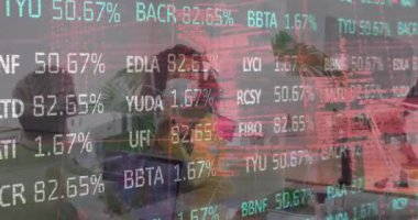 Ofisteki maskeli iş adamlarının finansal veri işleme animasyonları. Küresel covid 19 salgın, iş, hesaplama, bağlantılar ve veri işleme kavramı dijital olarak oluşturulmuş video.