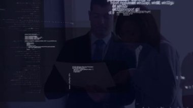 Tablet kullanan çeşitli iş adamları üzerinde veri işleme animasyonu. Küresel iş, teknoloji ve dijital arayüz kavramı dijital olarak oluşturulmuş video.