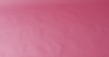 Pembe arka planda, üzerinde fotokopi alanı olan parlak altın renkli aşk balonu videosu. Sevgililer Günü, aşk, aşk ve kutlama konsepti.