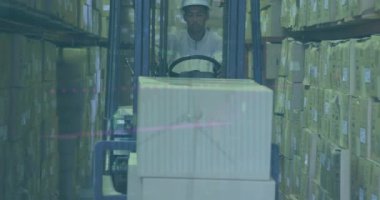 Bir forklift sürücüsü büyük bir depodan bir kutu paleti alıyor. Küresel gönderim ve bağlantılar konsepti dijital olarak oluşturuldu.