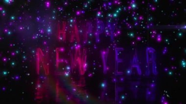Yanıp sönen mavi ve mor ışıkların ardından yeni yıl metninin animasyonu. Geçmişe dönük, soyut arkaplan ve dijital arayüz kavramı dijital olarak oluşturulmuş video.