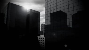 Şehir manzarası üzerinde matematiksel denklemlerin animasyonu. Küresel iş, teknoloji ve dijital arayüz kavramı dijital olarak oluşturulmuş video.