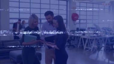 Tablet kullanan çeşitli iş adamlarının müdahalesi. Küresel iş, teknoloji ve dijital arayüz kavramı dijital olarak oluşturulmuş video.