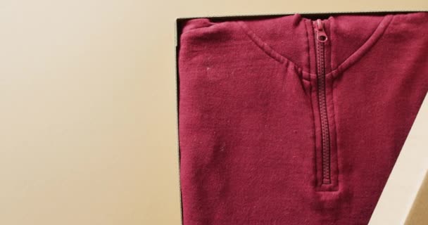 Filmik Bliska Czerwonego Swetra Pudełku Beżowym Tle Koncepcja Odzieży Mody — Wideo stockowe