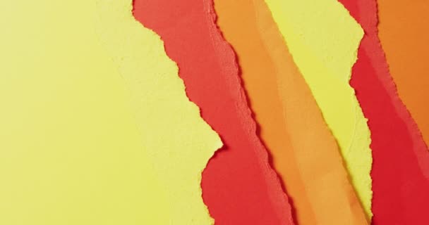 Sarı Kırmızı Kahverengi Kağıt Parçalarının Yakın Plan Görüntüleri Kağıt Yazı — Stok video