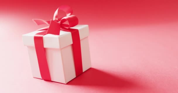 Vidéo Liens Boîte Cadeau Blanc Avec Ruban Rouge Sur Fond — Video
