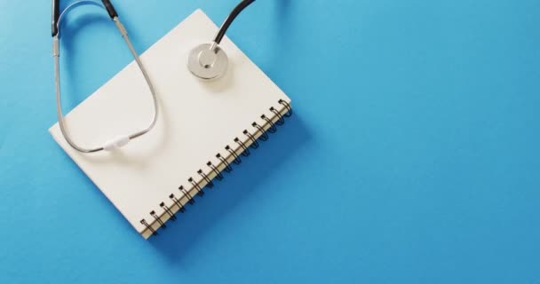 Video Stetoskopu Notebooku Modrém Pozadí Kopírovacím Prostorem Zdravotní Služby Zdravotní — Stock video