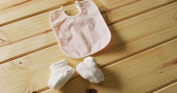 Video Primer Plano Babero Bebé Rosa Con Botines Blancos Sobre — Vídeo de stock