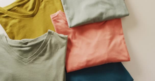 Vidéo Gros Plan Shirts Pliés Sur Fond Blanc Vêtements Mode — Video