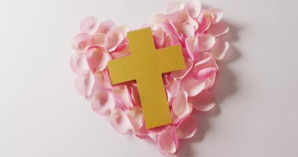 Відео Жовтого Християнського Хреста Формі Серця Рожевих Пелюсток Троянд Білому — стокове відео