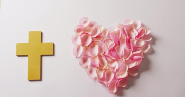 Відео Жовтого Християнського Хреста Форми Серця Пелюсток Рожевої Троянди Білому — стокове відео