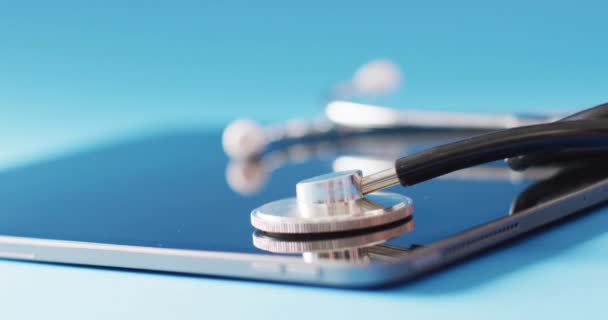 Mavi Zemin Üzerinde Steteskop Tabletin Fotokopi Alanı Olan Videosu Sağlık — Stok video