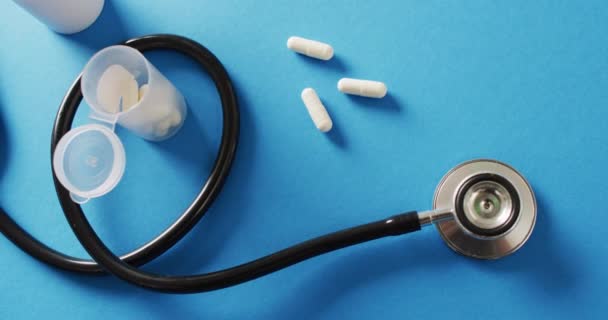 Filmik Stetoskopu Tabletkami Niebieskim Tle Przestrzenią Kopiowania Medycyna Usługi Medyczne — Wideo stockowe
