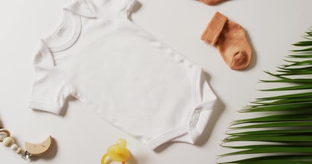 白い赤ん坊のクローズアップのビデオは 白い背景に成長し 靴下とダミー 赤ちゃん ファブリック テクスチャと材料の概念 — ストック動画