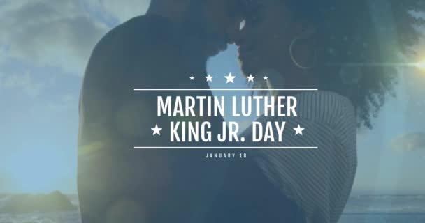 Martin Luther King Animasyonu Sahilde Afro Amerikan Bir Çiftle Mesajlaşıyor — Stok video