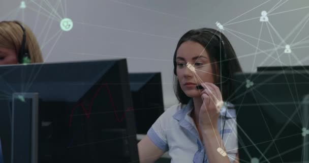Animação Ícones Conectados Por Linhas Interface Infográfica Sobre Mulher Caucasiana — Vídeo de Stock