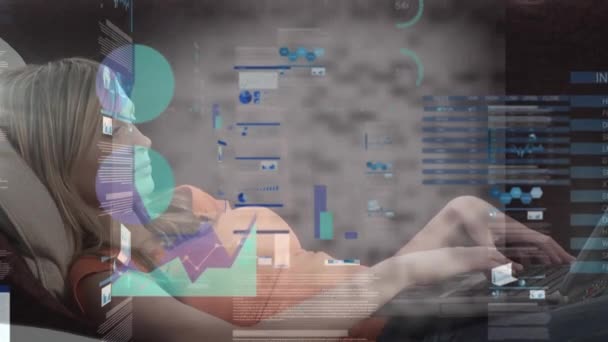ラップトップを自宅に設置し 白人女性に対する統計データ処理のアニメーション ビジネスデータ技術の概念 — ストック動画