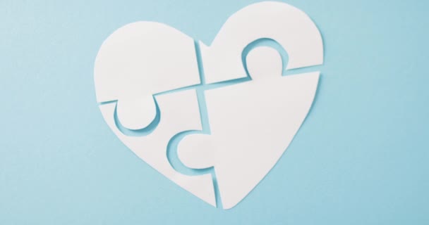 Відео Білого Головоломки Серце Синьому Фоні Копіювальним Простором Медицина Медичні — стокове відео