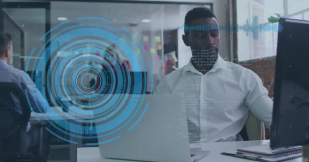 オフィス内の多様なビジネス人に対する範囲 データ処理のアニメーション グローバルビジネス データ処理の概念デジタルで生成されたビデオ — ストック動画