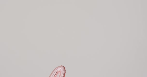 亮晶晶的淡粉色爱情短信气球的视频 灰色背景与复制空间 情人节 爱情和庆祝的理念 — 图库视频影像