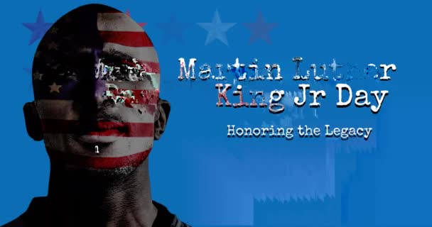 マーティン ルーサー キングJr日テキストバナーと青い背景にアフリカ系アメリカ人男性選手 マーティン ルーサー キングJr日の意識概念 — ストック動画