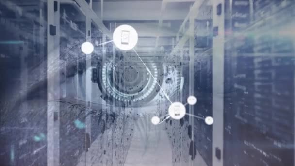 人間の目 サーバールーム内の接続されたアイコンや円形トンネルのアニメーション デジタル複合体 複数の露出 解剖学 ネットワーク ネットワークサーバーの概念 — ストック動画