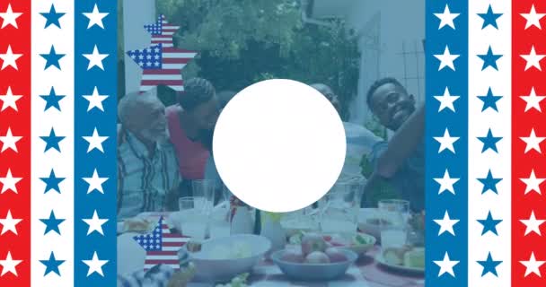 幸せなマーティン ルーサー キング デーのアニメーションアフリカ系アメリカ人家族が夕食をとる上でのテキスト マーティン ルーサー キングの日とお祝いのコンセプトをデジタルで — ストック動画