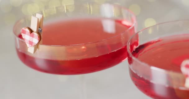 Video Două Băuturi Roșii Pahare Cocktail Clipuri Cardiace Focalizare Selectivă — Videoclip de stoc