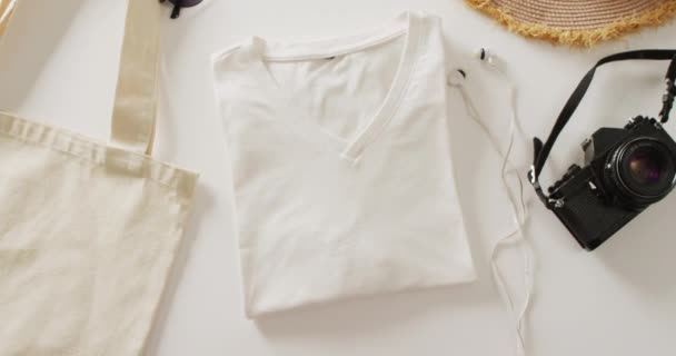Video Primer Plano Camiseta Blanca Bolso Sombrero Sol Auriculares Cámara — Vídeos de Stock